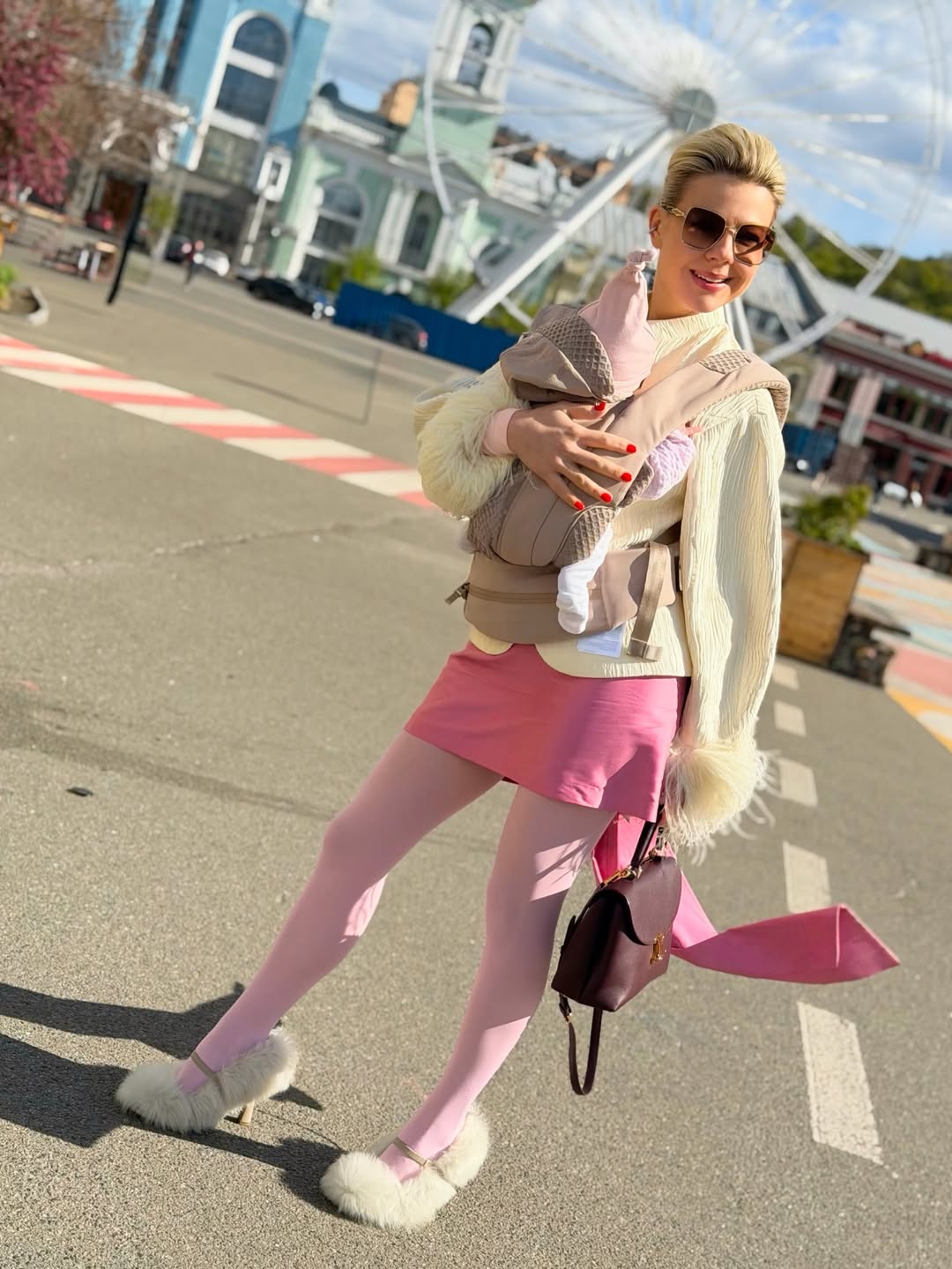 Стильная мама в декрете: Курбанова показала смелый "лук" с перьями и мехом