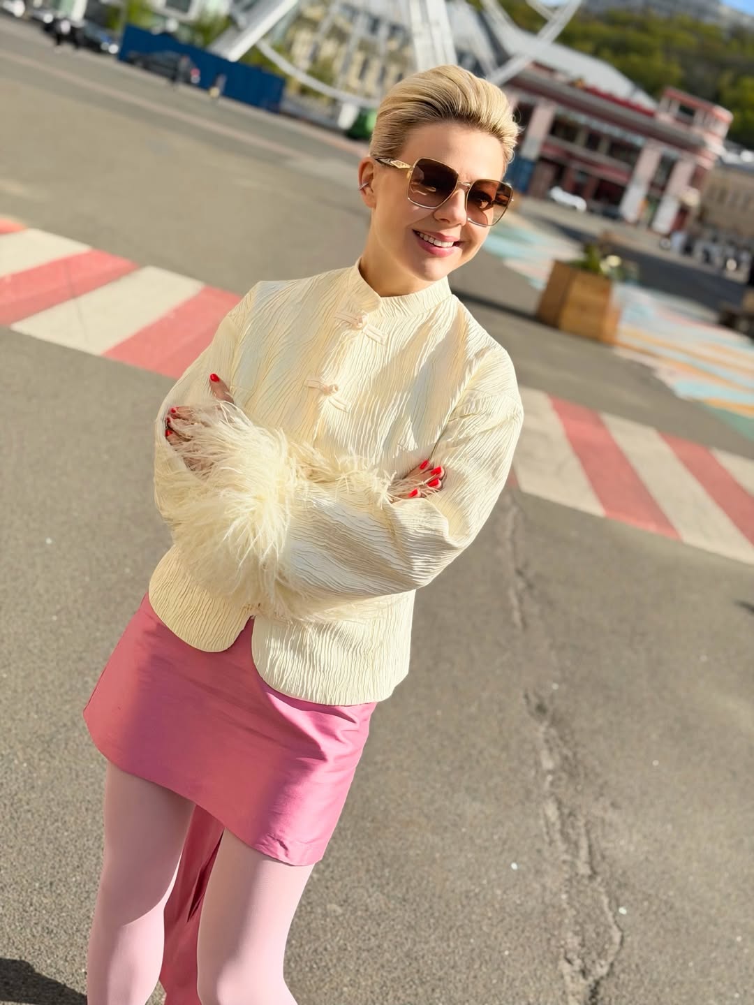 Стильная мама в декрете: Курбанова показала смелый "лук" с перьями и мехом