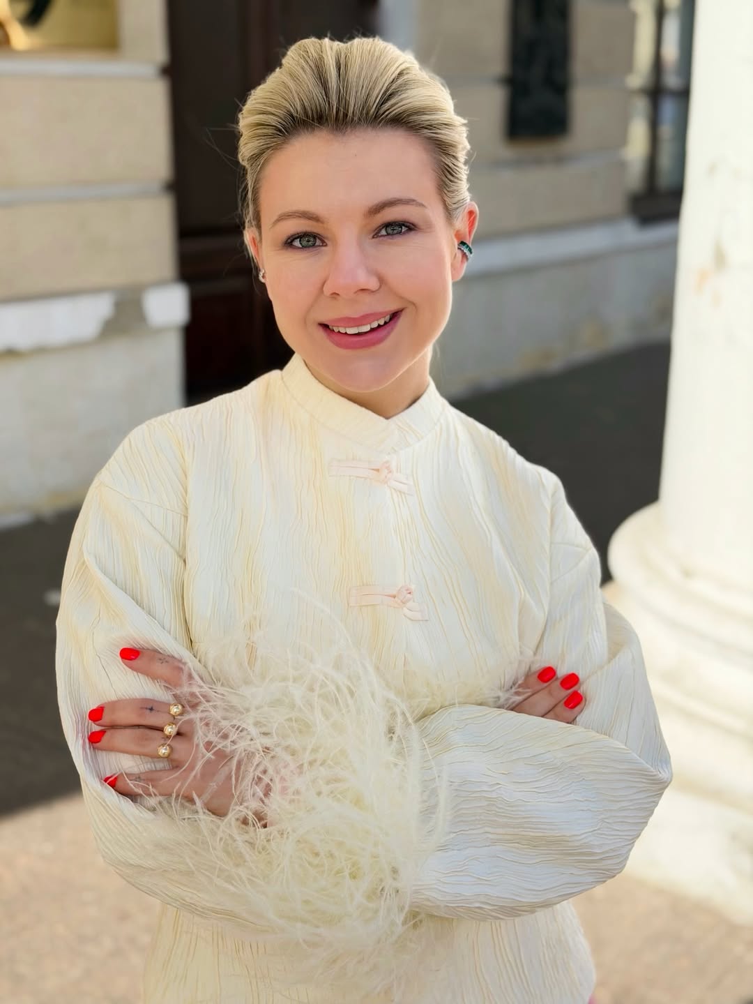 Стильная мама в декрете: Курбанова показала смелый "лук" с перьями и мехом