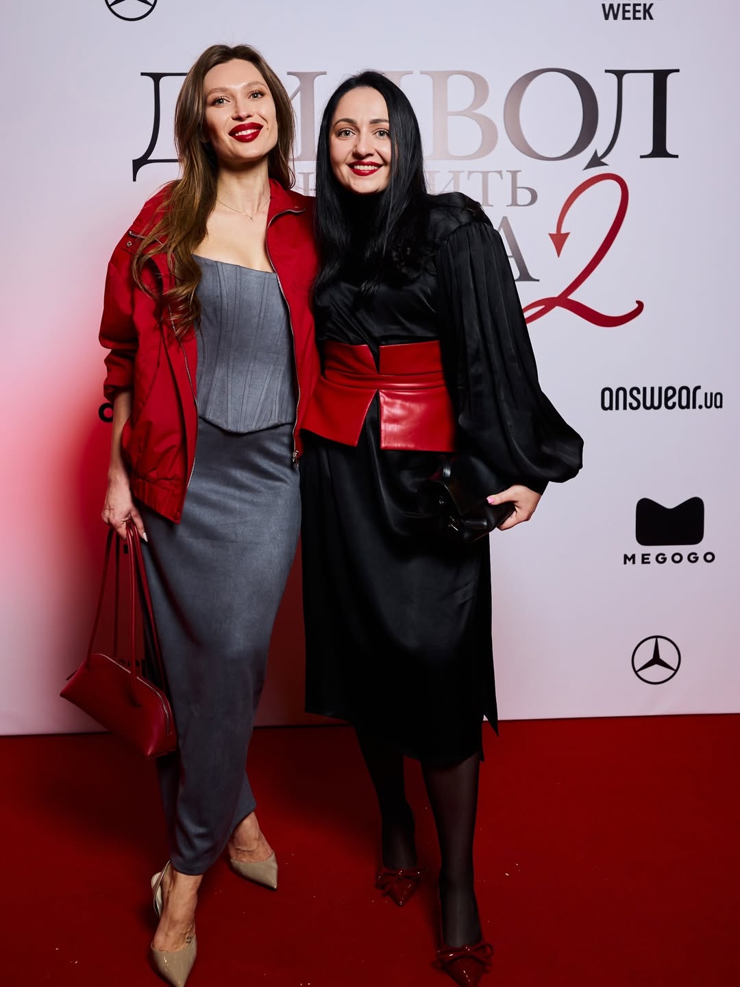 90-е возвращаются: Светлицкая показала, как стильно носить красную ветровку