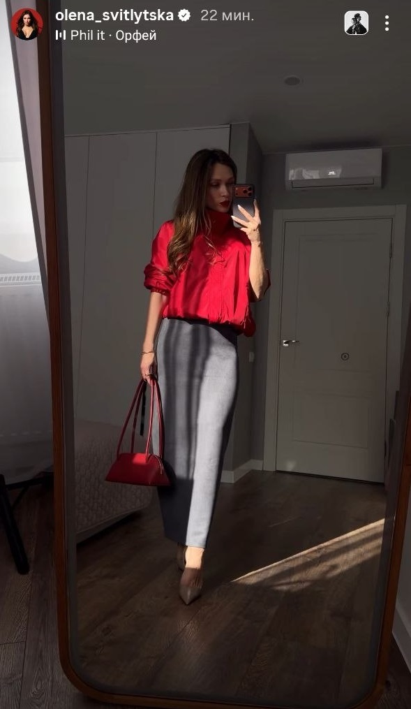 90-е возвращаются: Светлицкая показала, как стильно носить красную ветровку