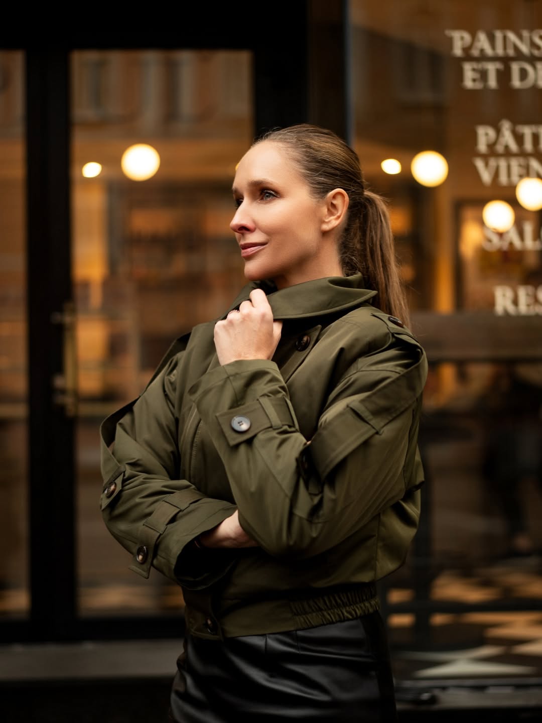 Катя Осадчая показала главный тренд весны 2026: как носить укороченный тренч