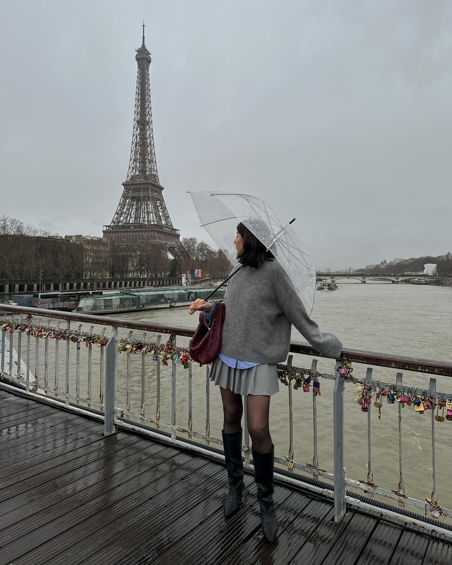 Замша и яркие акценты: 5 образов на октябрь 2024, чтобы быть самой стильной