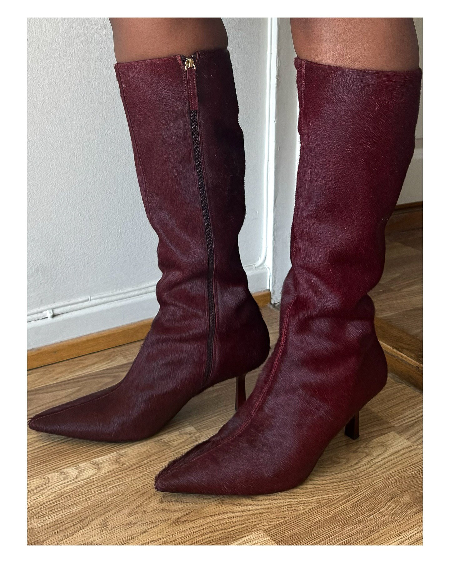 Замша и яркие акценты: 5 образов на октябрь 2024, чтобы быть самой стильной