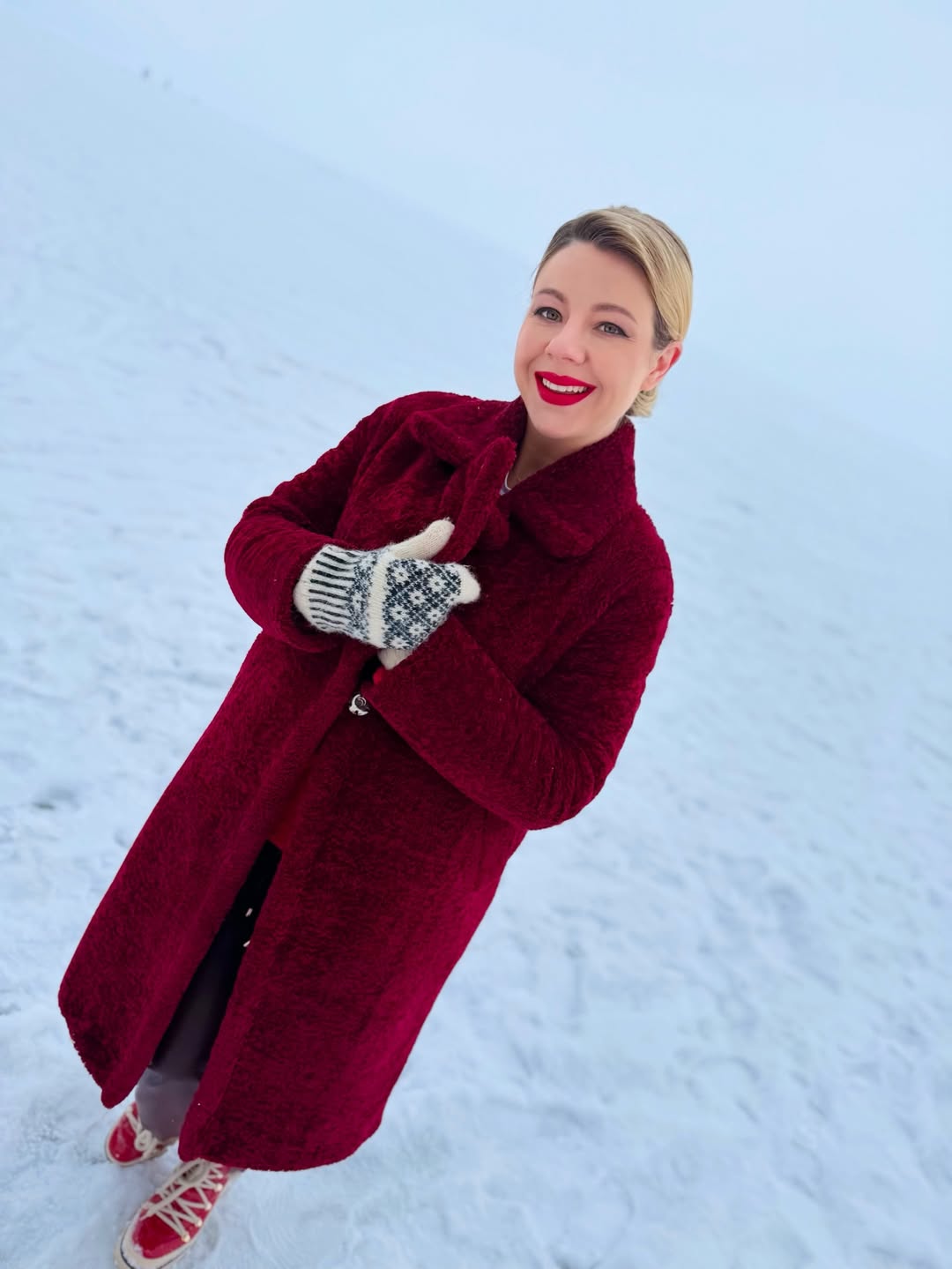 Вагітна Олена Курбанова показала стильний образ у яскравій екошубі