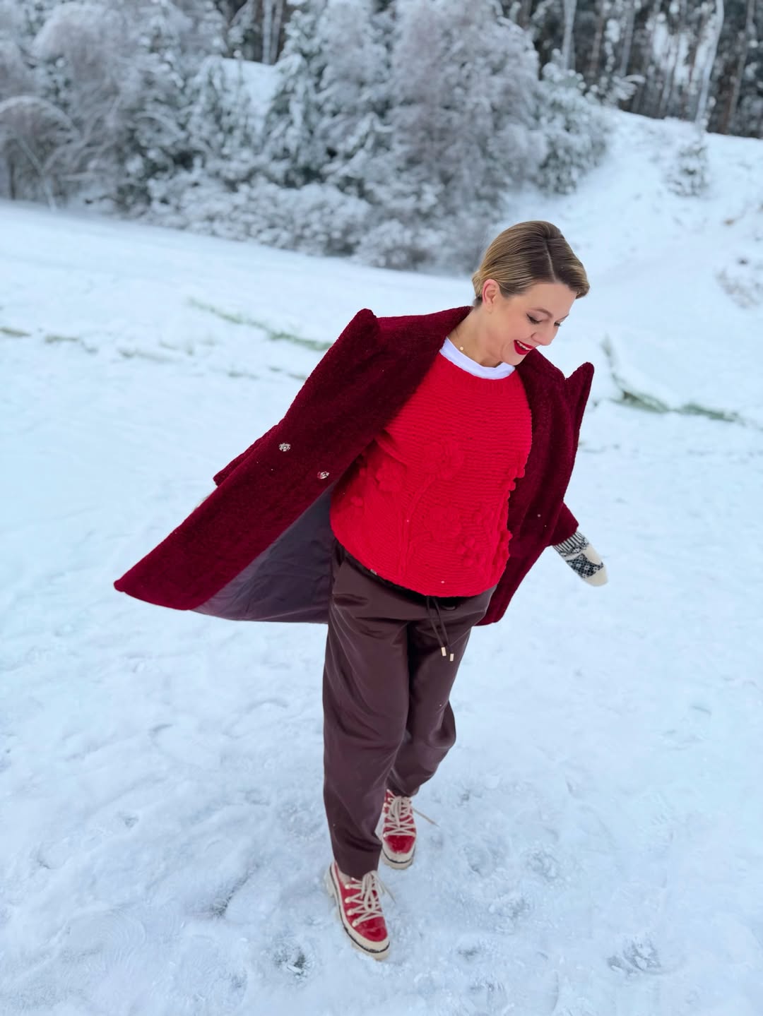 Вагітна Олена Курбанова показала стильний образ у яскравій екошубі