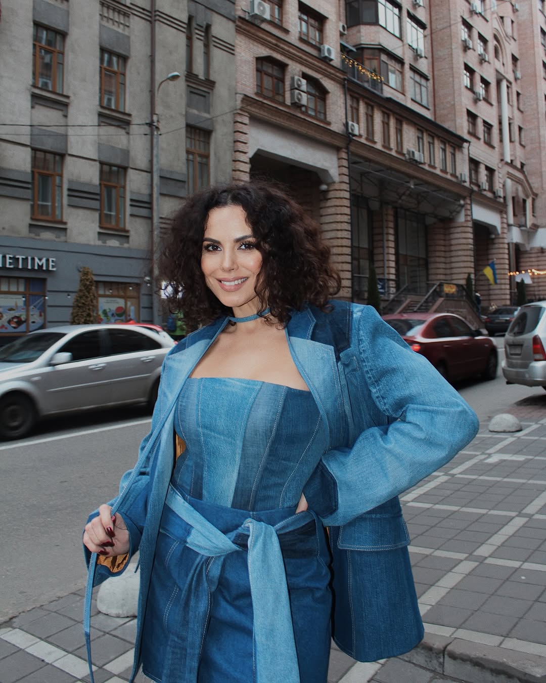 Джинсовый костюм и трендовые сапоги: сколько стоит &quot;лук&quot; Каменских, который сможет повторить каждая