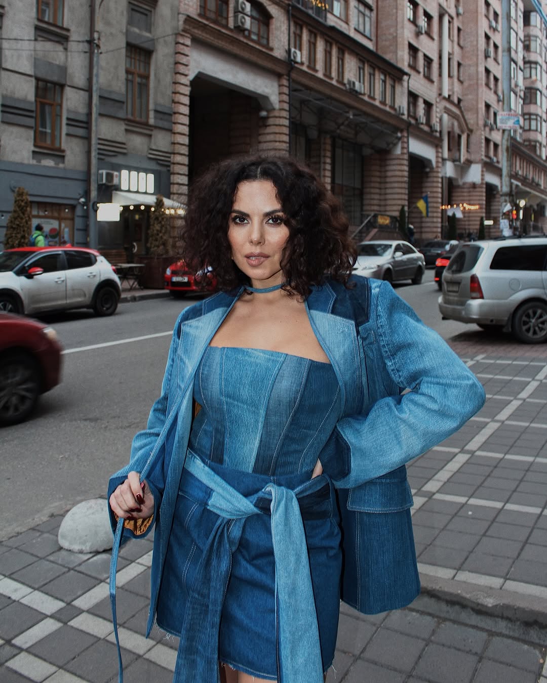 Джинсовый костюм и трендовые сапоги: сколько стоит &quot;лук&quot; Каменских, который сможет повторить каждая