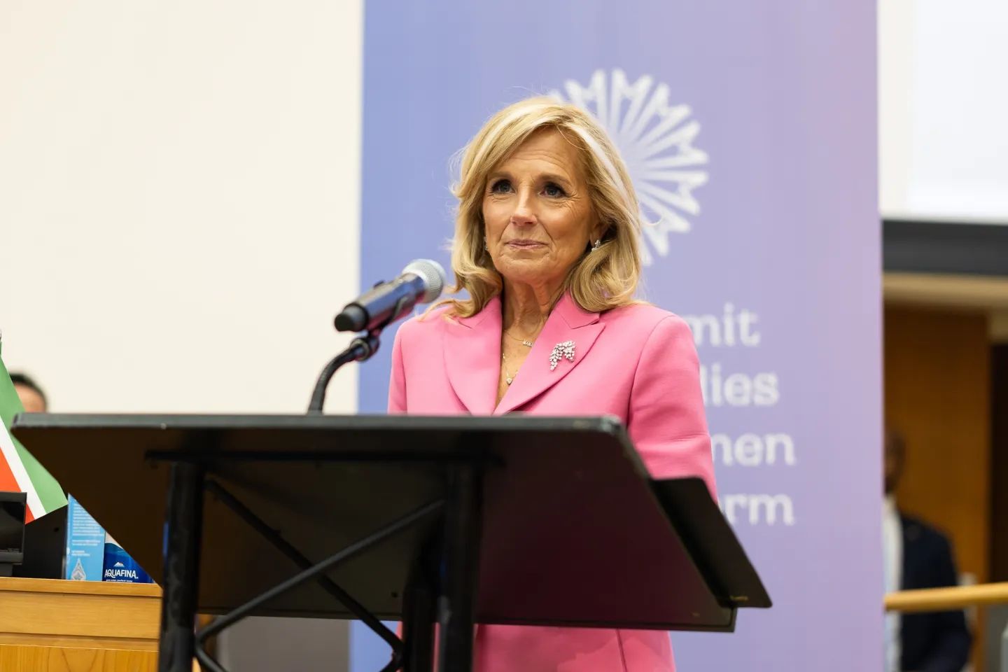 В костюме и модной брошке: Елена Зеленская задает тренды первым леди