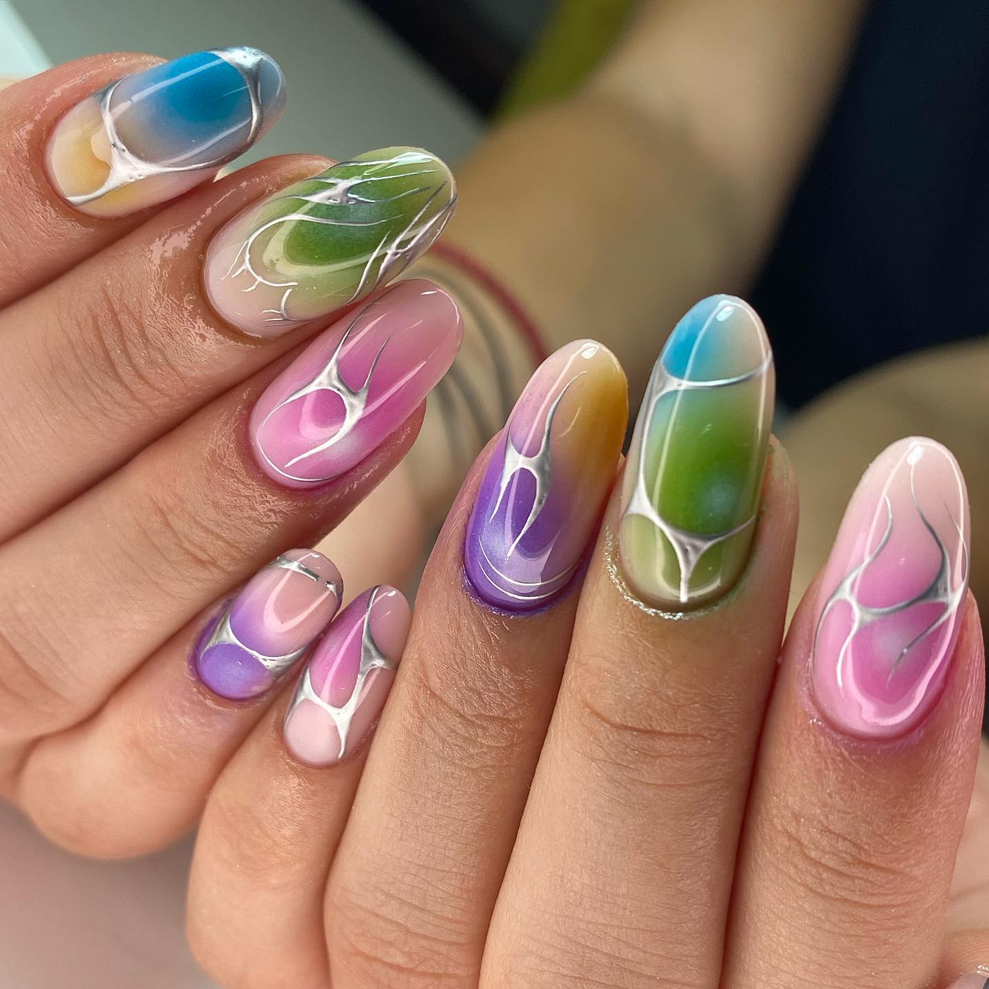 Как выглядит трендовый маникюр с аурой: идеи стильных дизайнов