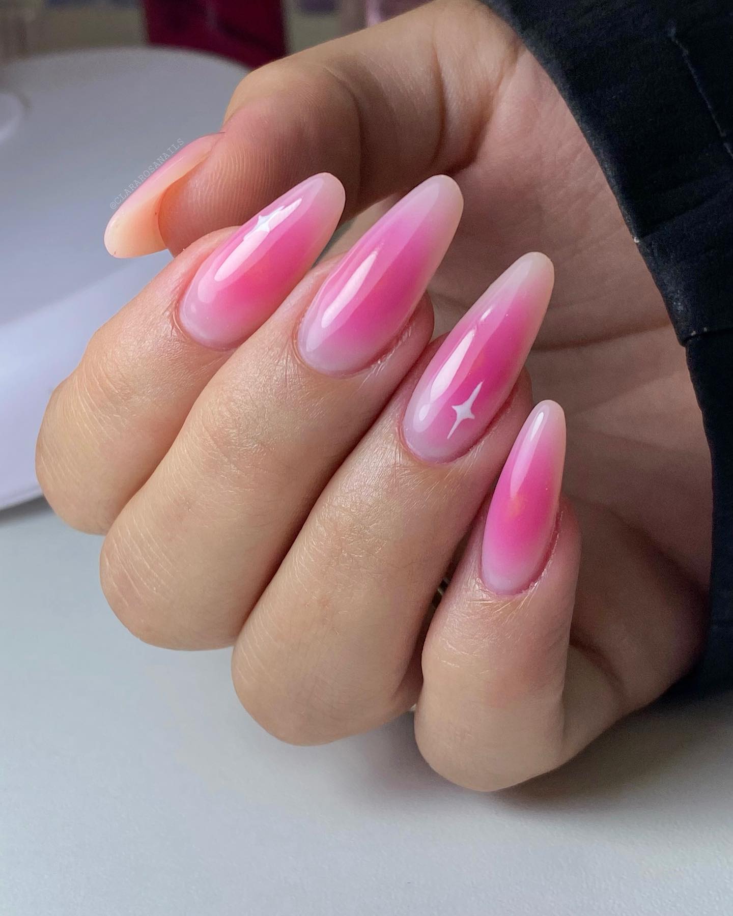 Как выглядит трендовый маникюр с аурой: идеи стильных дизайнов