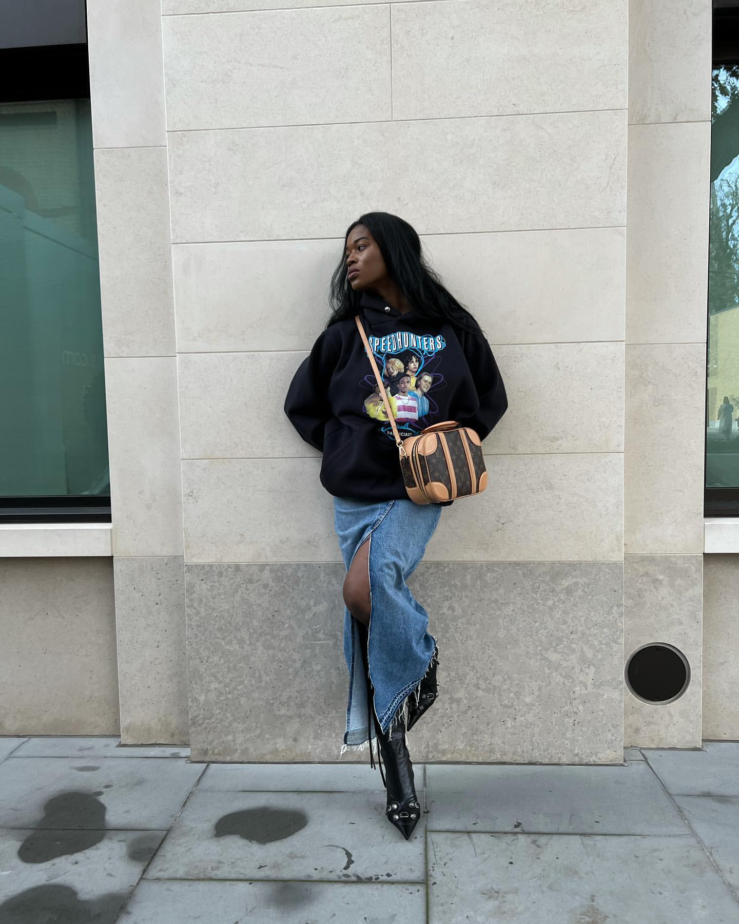 Як носити худі восени 2024 року: цікаві ідеї стилізації зі спідницями та тренчем