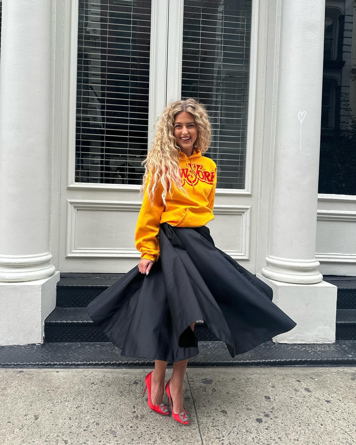 Як носити худі восени 2024 року: цікаві ідеї стилізації зі спідницями та тренчем