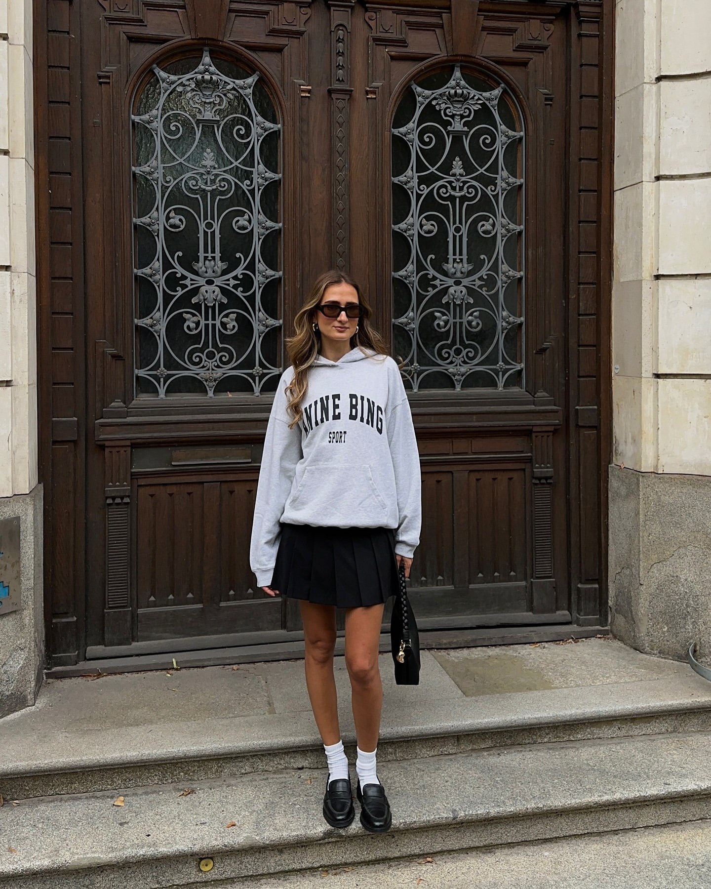 Як носити худі восени 2024 року: цікаві ідеї стилізації зі спідницями та тренчем