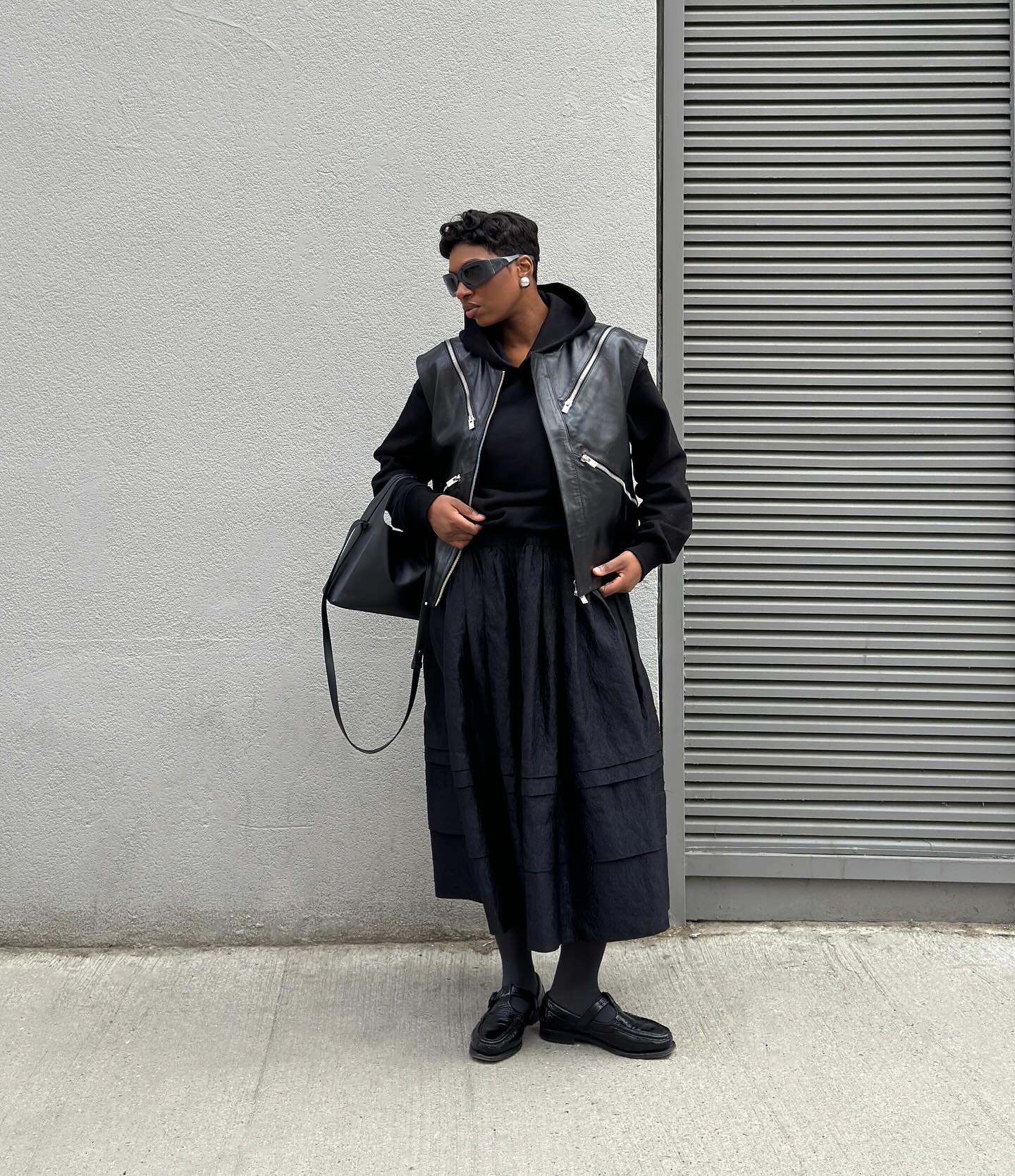 Як носити худі восени 2024 року: цікаві ідеї стилізації зі спідницями та тренчем