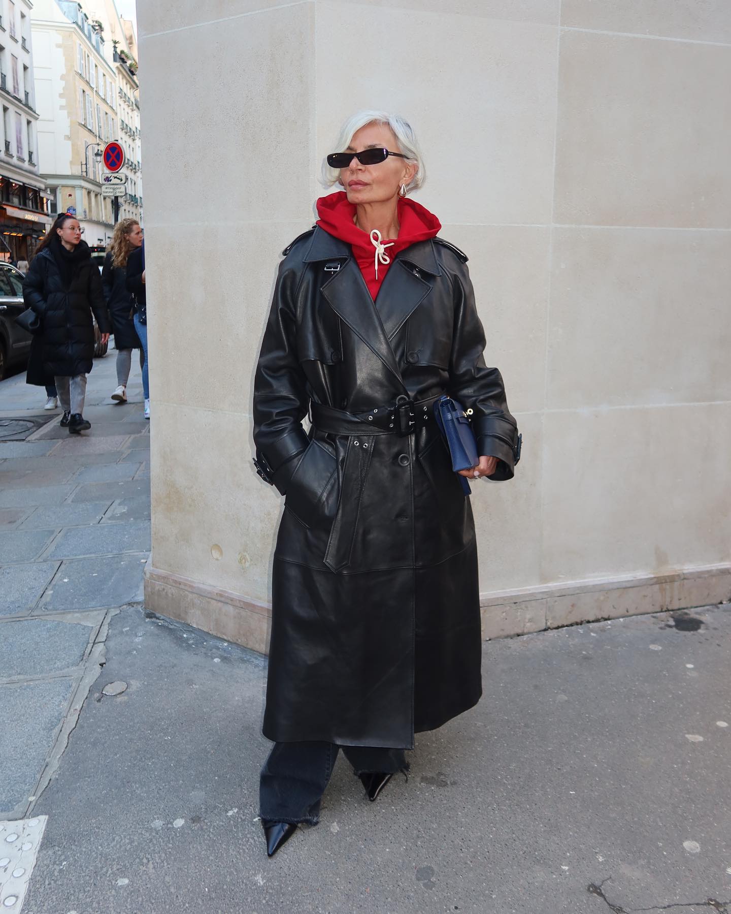 Як носити худі восени 2024 року: цікаві ідеї стилізації зі спідницями та тренчем