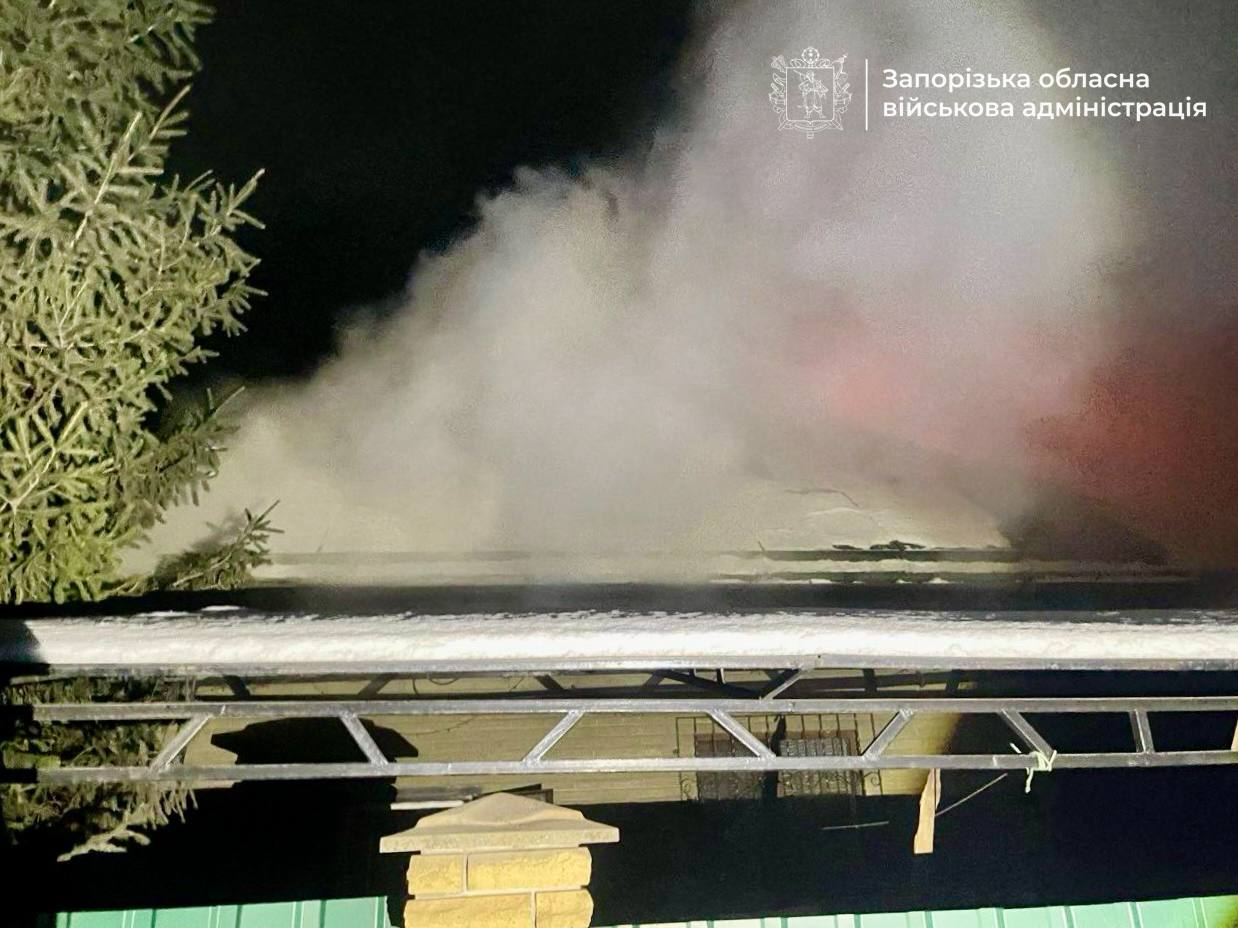 Росіяни вдруге за ніч атакували Запоріжжя: у місті пошкоджені приватні будинки (фото)