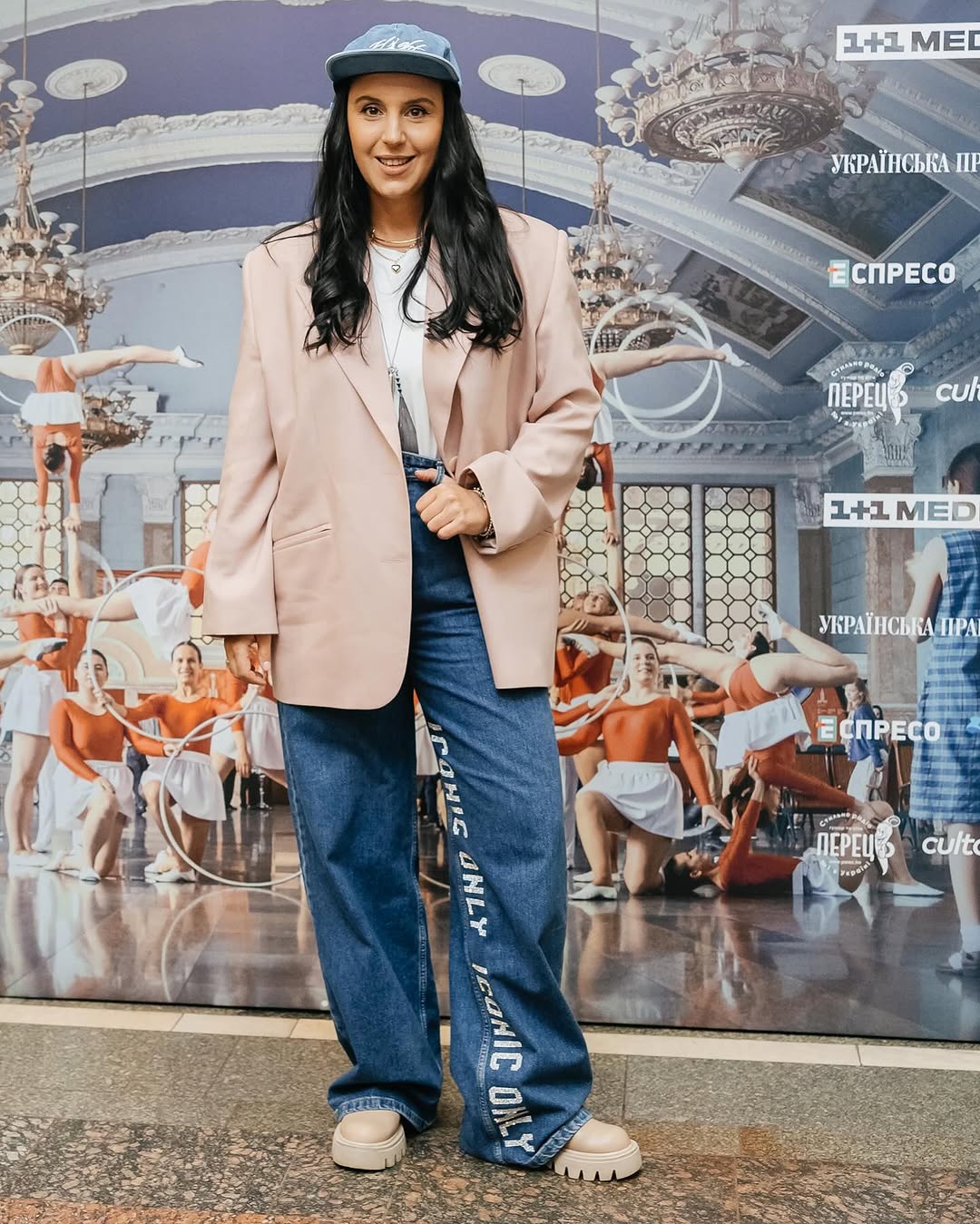 Який предмет гардероба робить образ бездоганним: приклад від Джамали та Ілони Гвоздьової