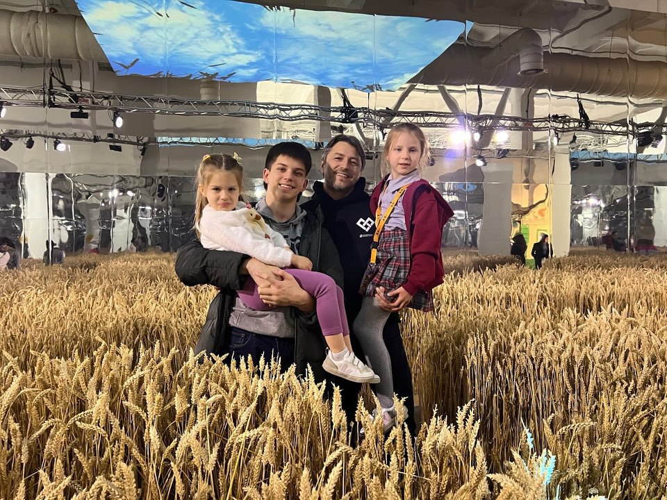 Сергей Притула впервые за долгое время показался с женой и старшими детьми