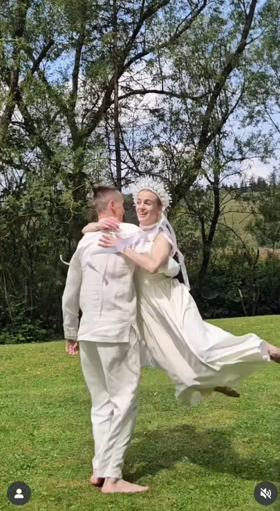 Звезда "Спіймати Кайдаша" впервые показала фото со свадьбы: какой образ она выбрала