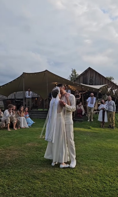 Звезда "Спіймати Кайдаша" впервые показала фото со свадьбы: какой образ она выбрала