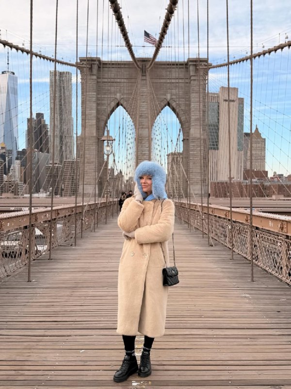 Голубая шапка-ушанка и пальто из экомеха: идея зимнего образа от Даши Трегубовой