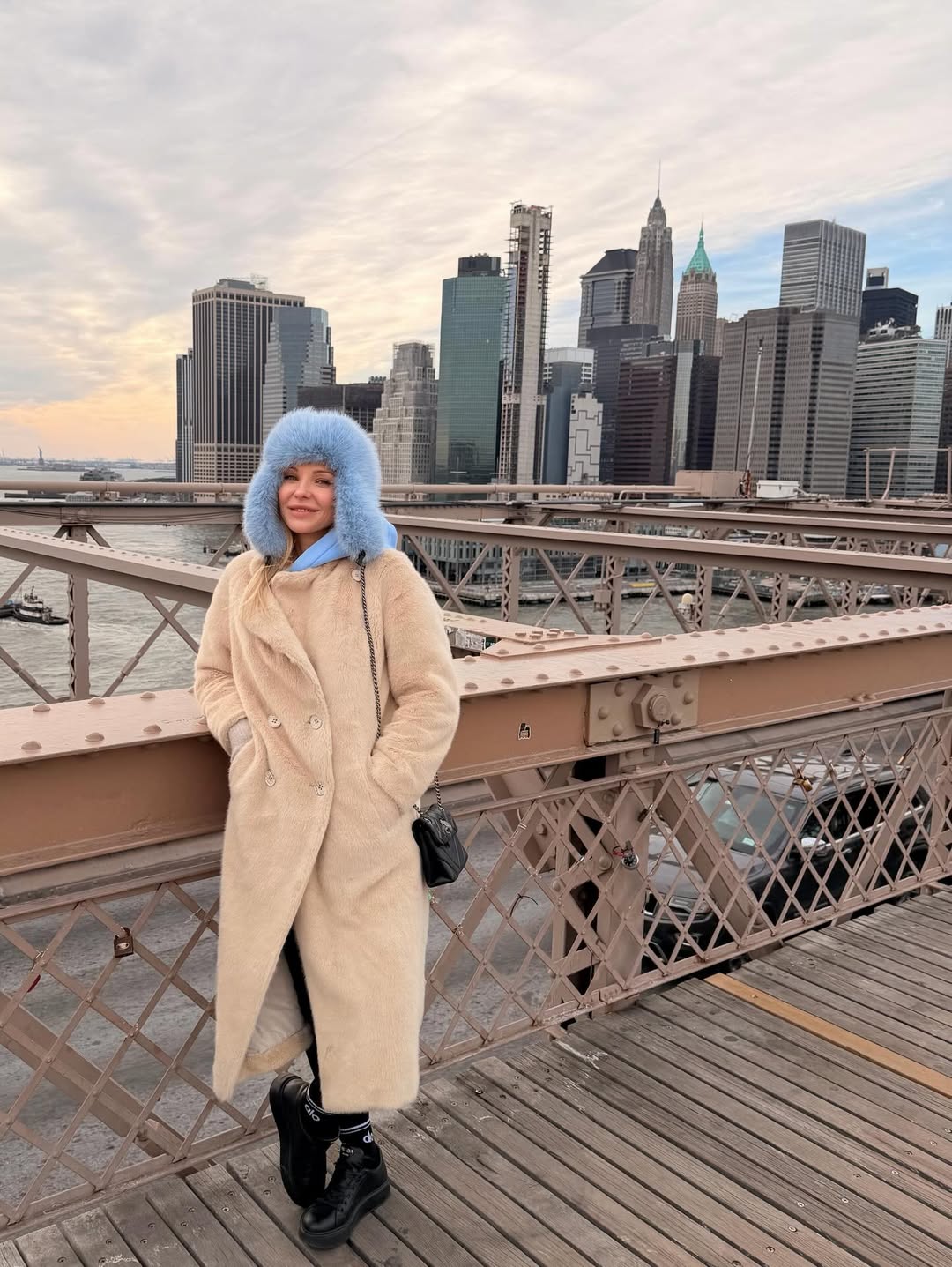 Голубая шапка-ушанка и пальто из экомеха: идея зимнего образа от Даши Трегубовой