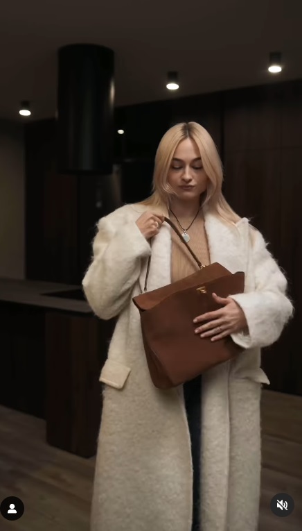 Як носити джинси взимку: Анастасія Цимбалару показала стильні образи, які зможе повторити кожна