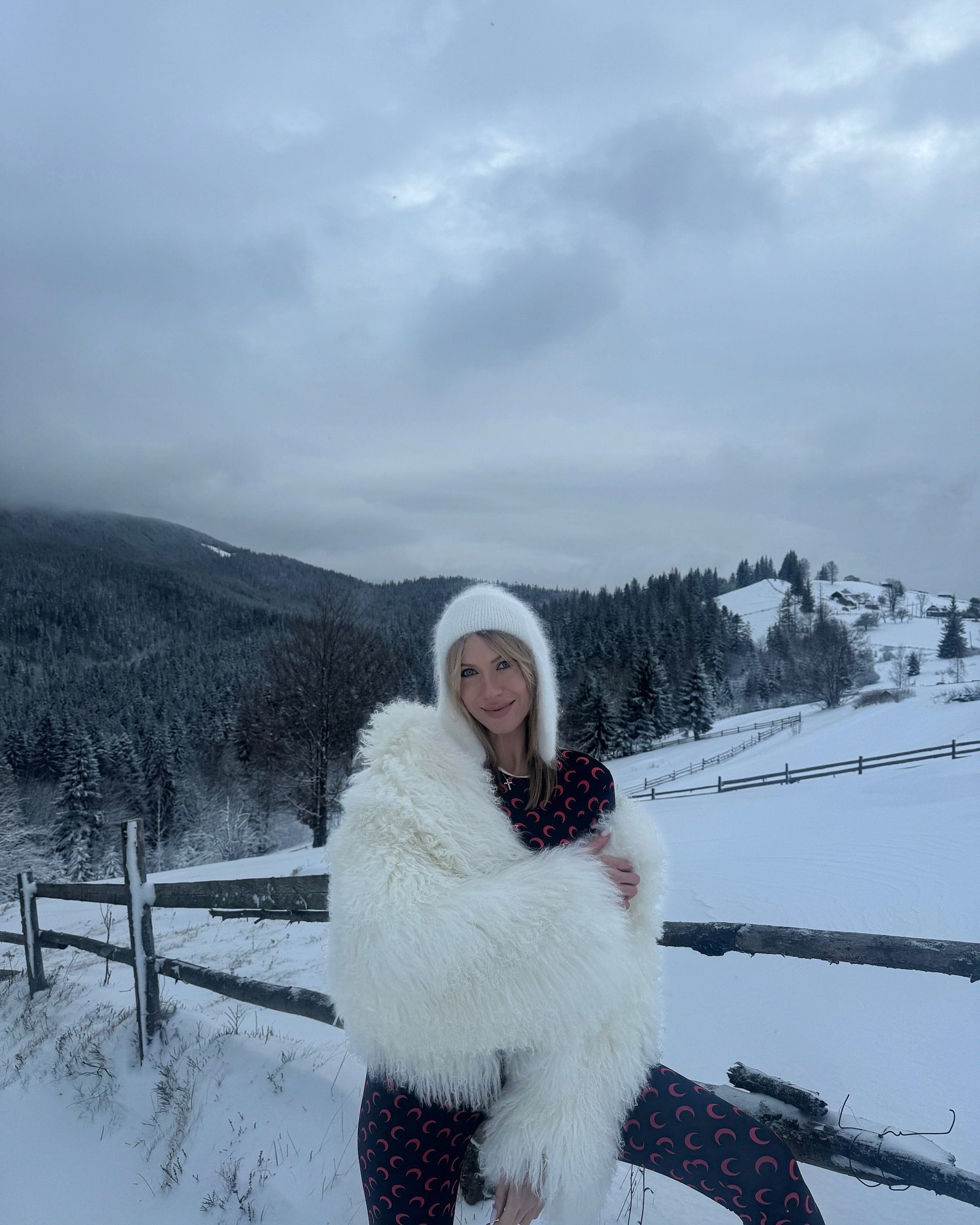 Короткая шуба из эко-меха - тренд сезона: как такую верхнюю одежду носят Леся Никитюк и Наталка Денисенко