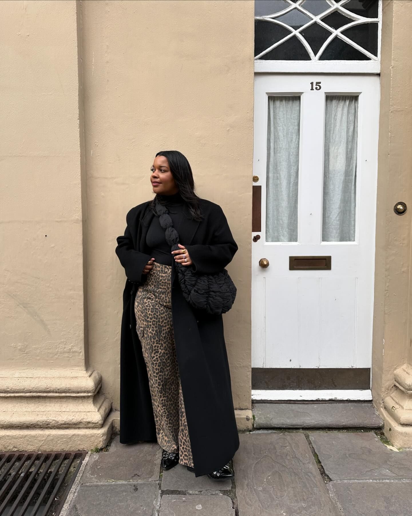 У чому зігрітися у жовтні: модні образи з теплими светрами та гольфами-водолазками