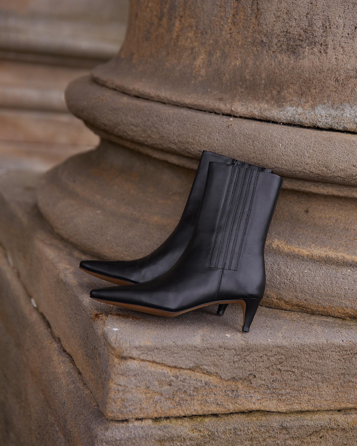 У чому зігрітися у жовтні: модні образи з теплими светрами та гольфами-водолазками