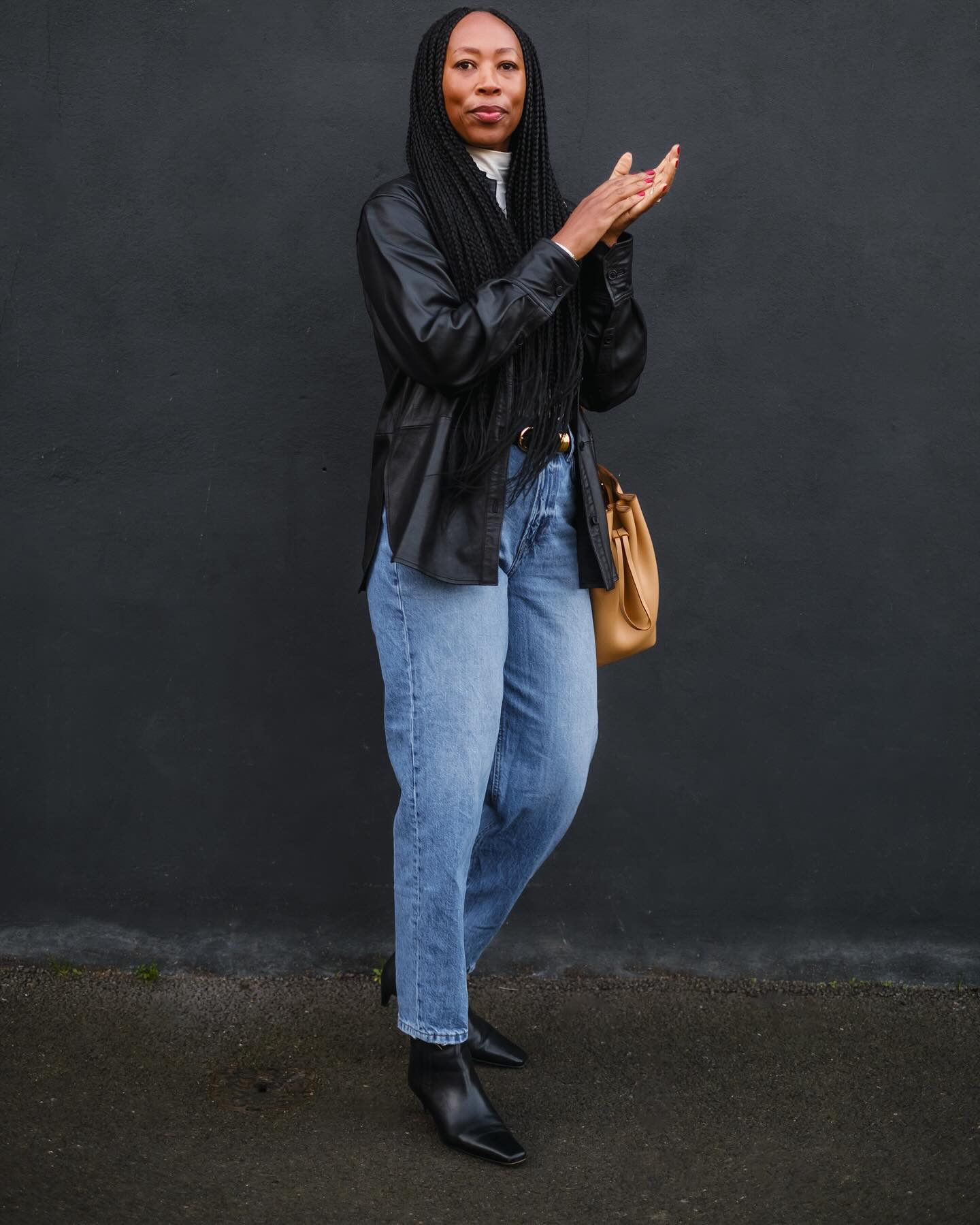 У чому зігрітися у жовтні: модні образи з теплими светрами та гольфами-водолазками