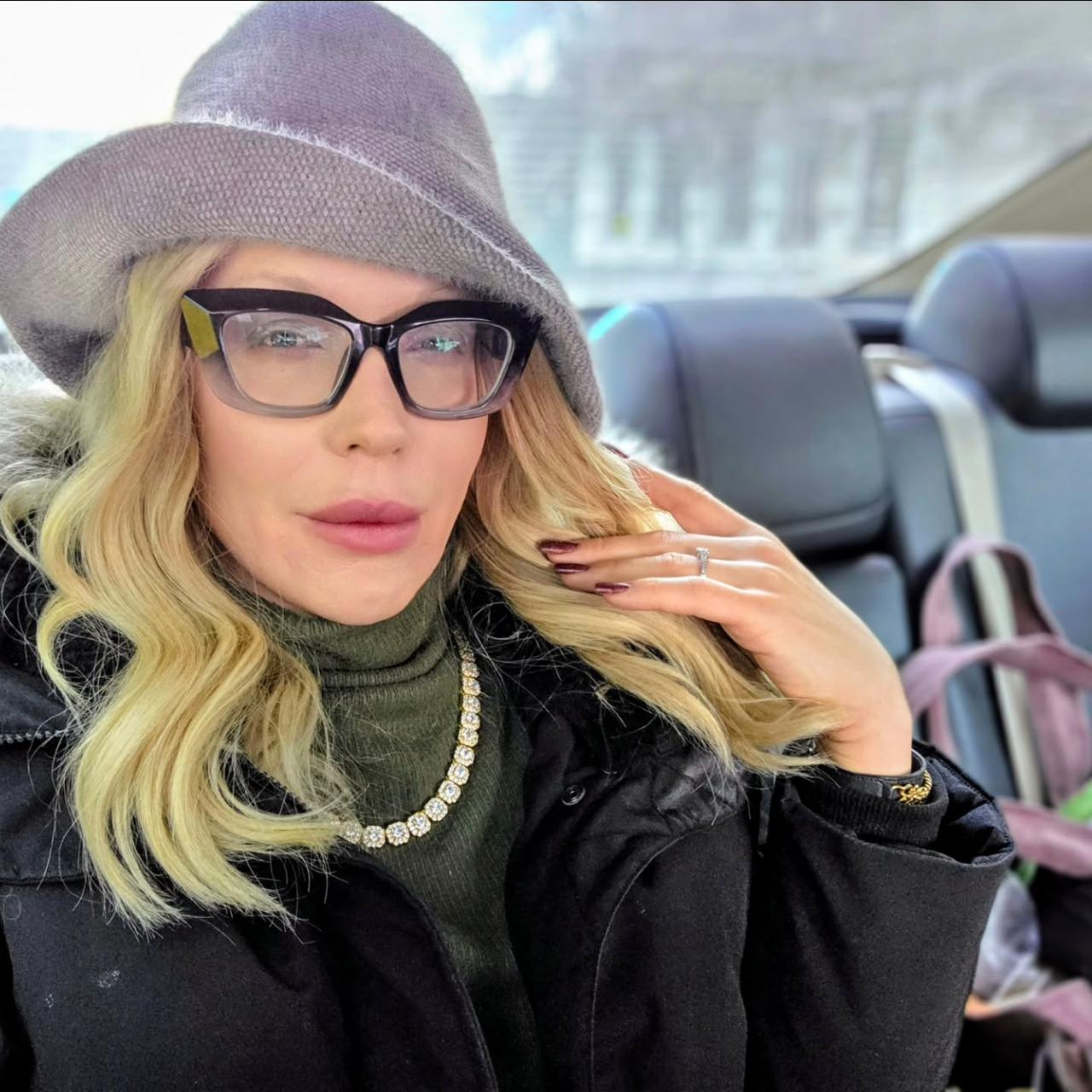 Какие головные уборы выбирают звезды: примеры от Кузнецовой, жены Решетника и Джамалы