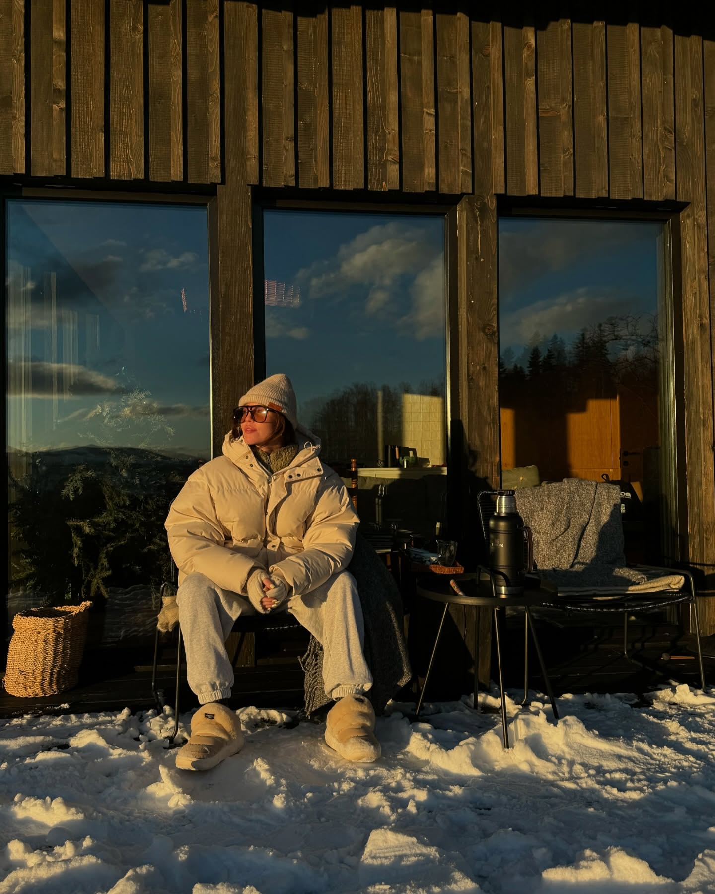 Штани карго, коротка дублянка та пуховик: які тренди обирають Надя Дорофєєва та колишня Остапчука