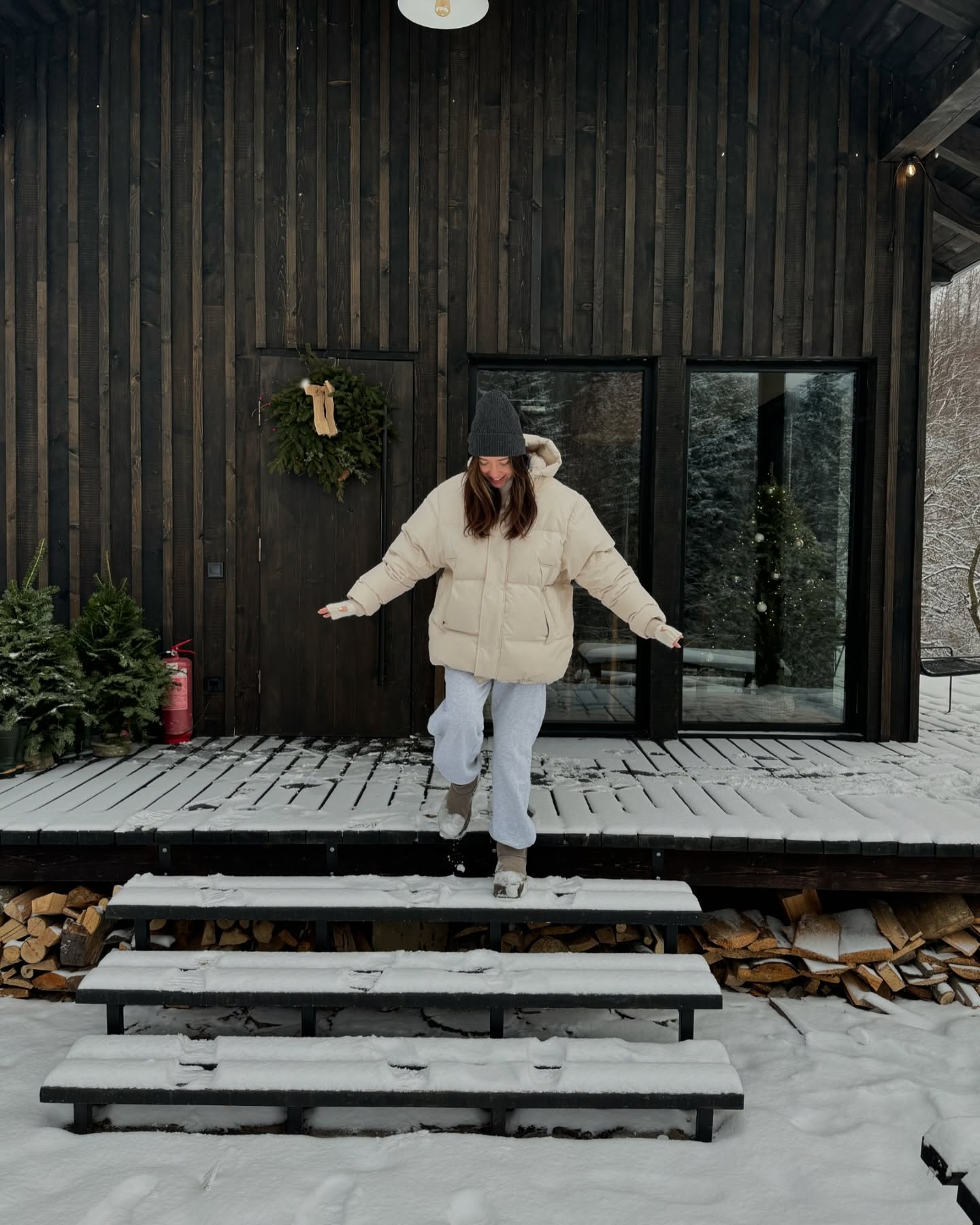 Штани карго, коротка дублянка та пуховик: які тренди обирають Надя Дорофєєва та колишня Остапчука