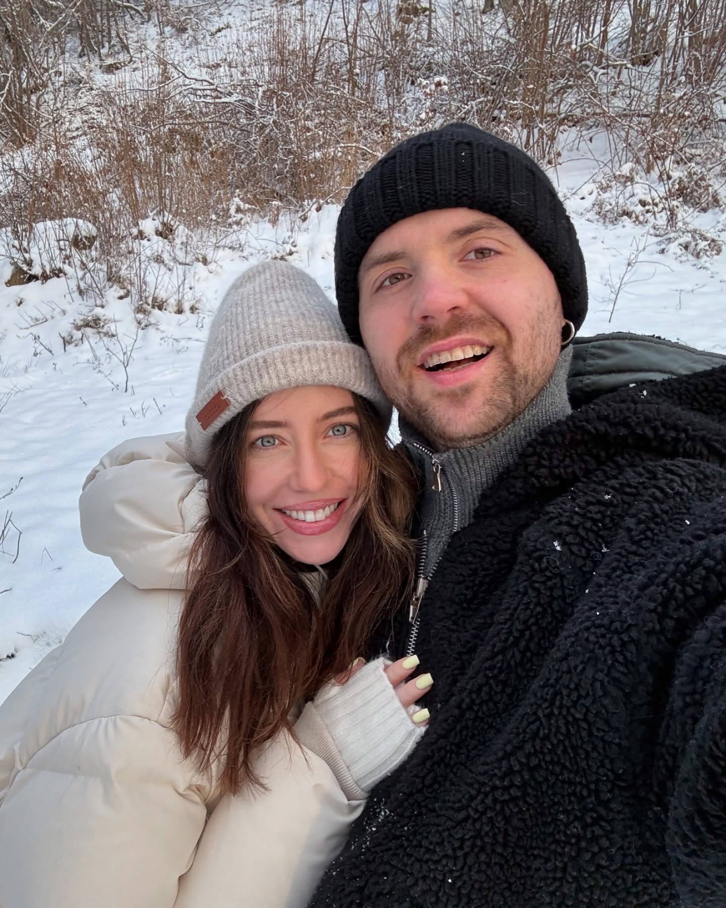 Штани карго, коротка дублянка та пуховик: які тренди обирають Надя Дорофєєва та колишня Остапчука