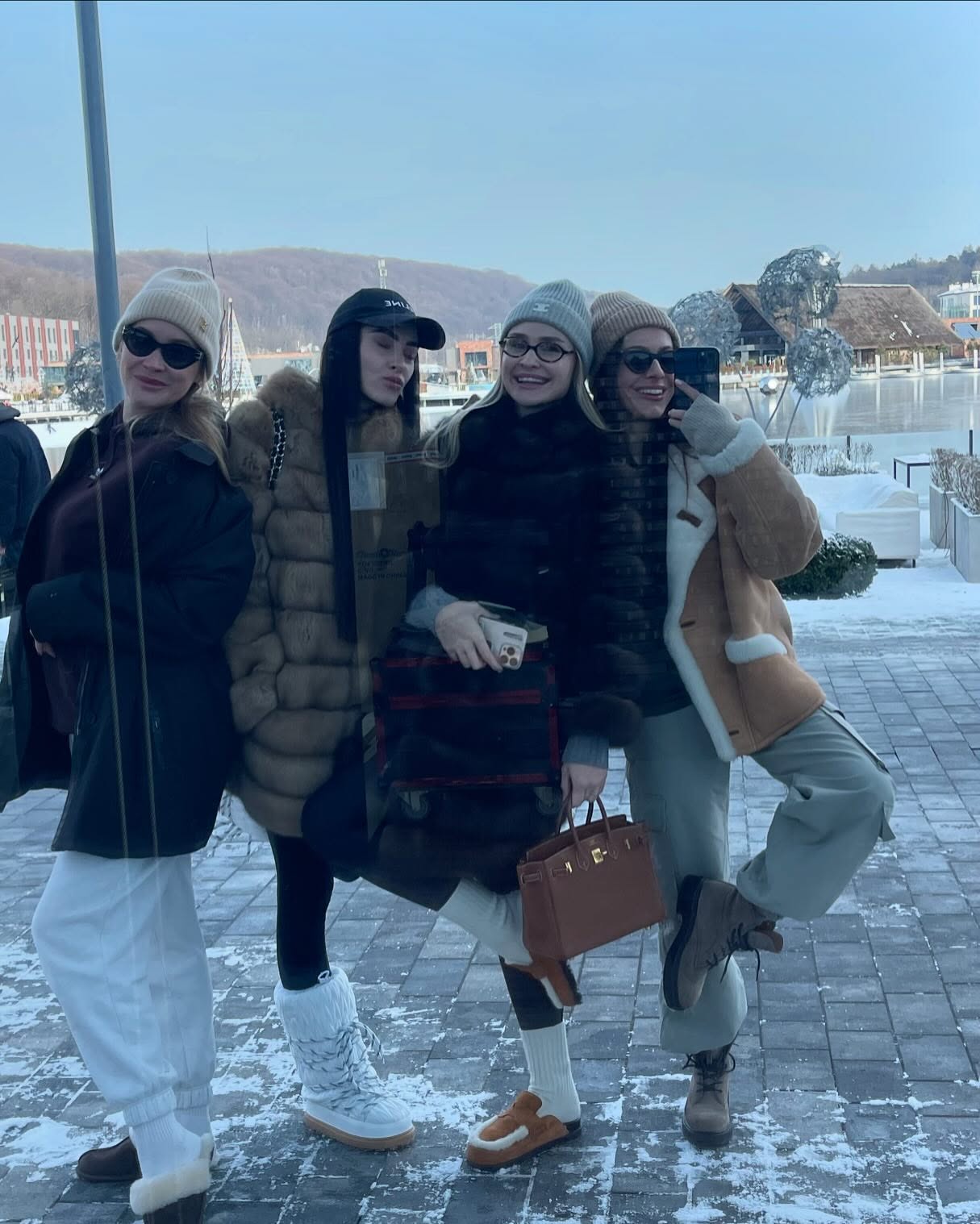 Штани карго, коротка дублянка та пуховик: які тренди обирають Надя Дорофєєва та колишня Остапчука