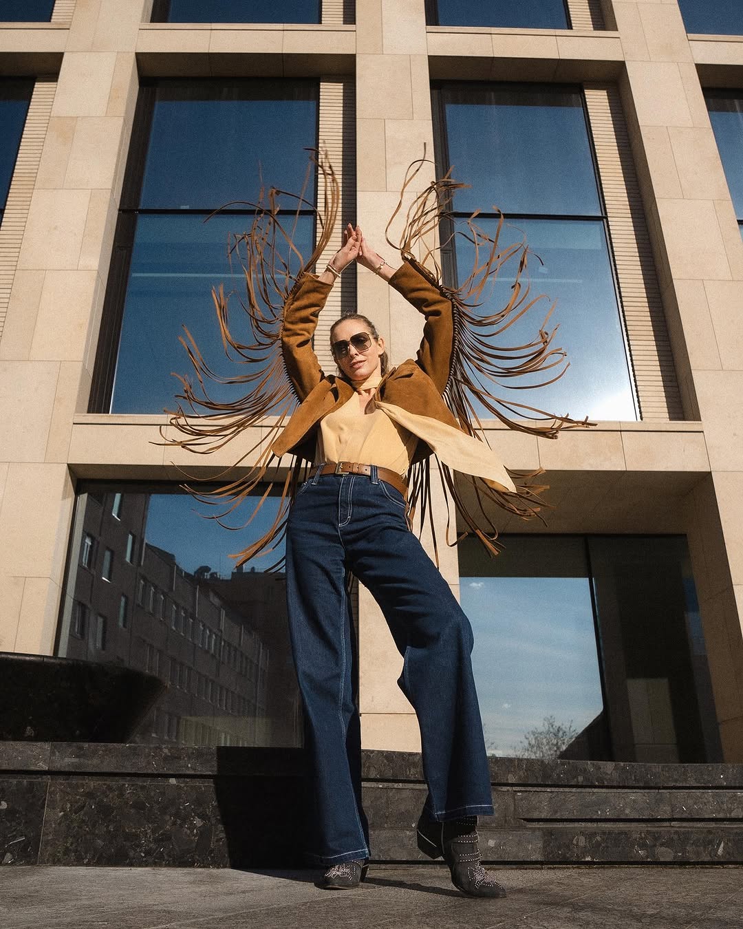 Бахрома, замша и сапоги-"козаки": Катя Осадчая показала идеальный весенний образ в стиле бохо