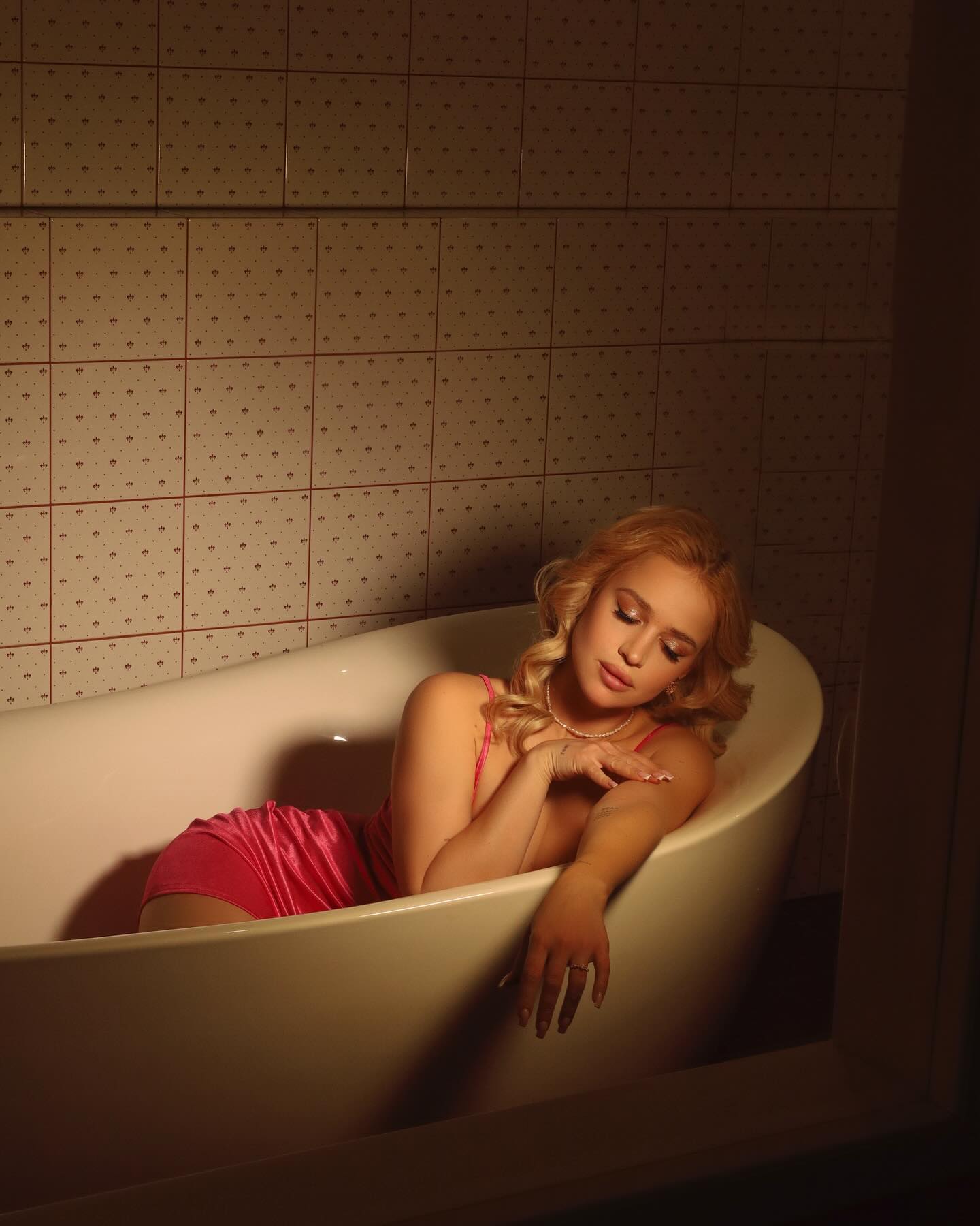 Победительница &quot;Холостяка&quot; очаровала горячими фото в стиле Барби