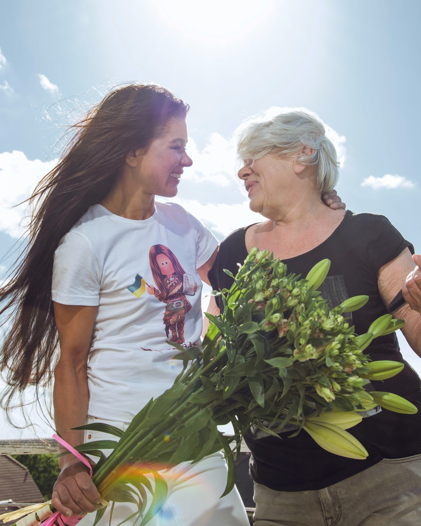 Схожі як дві краплі води: Руслана розчулила рідкісними фото зі своєю мамою