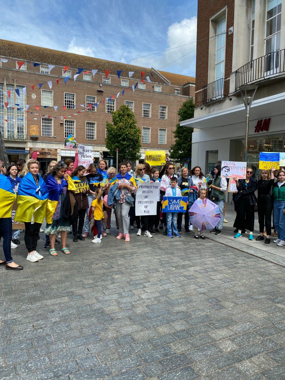 "Как бы грустно ни было, но люди забывают, что война продолжается". Волонтер Соня - о поиске пропавших и силу украинцев