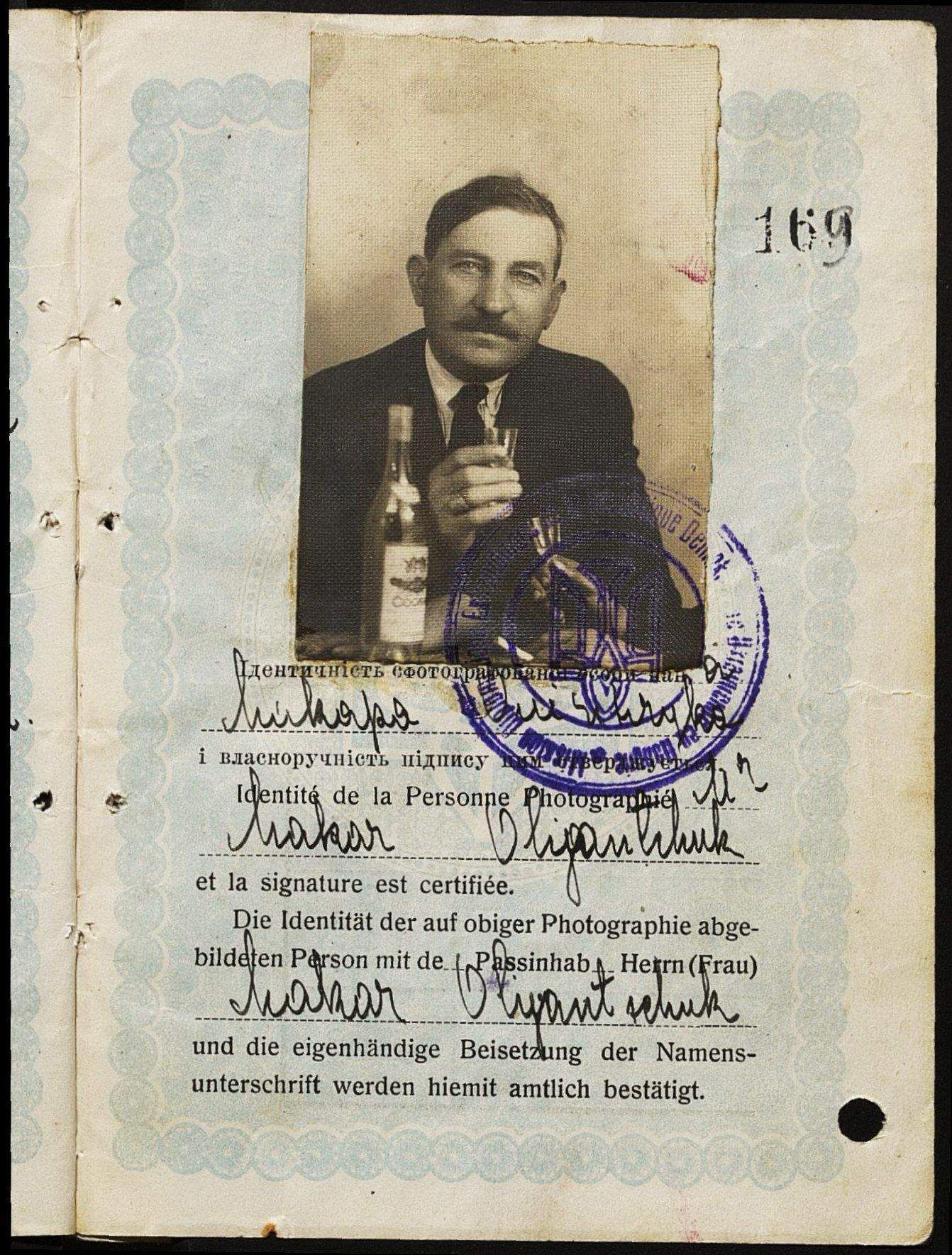 Хоч на аватарку, хоч на паспорт: старовинні фото для документів викликали захват у мережі