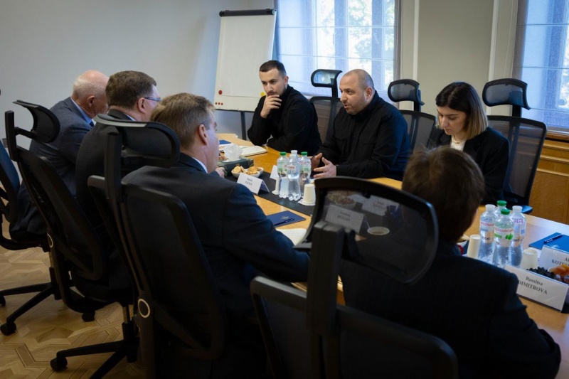 Ukrainian official meets NATO chief to discuss security guarantees