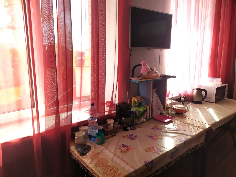 "Куда придут россияне, жить не останусь". Как переселенцы спасаются от войны в шелтерах