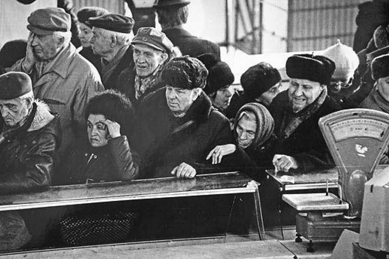 Всплыли запрещенные фото времен СССР, на которых люди дерутся за еду и одежду