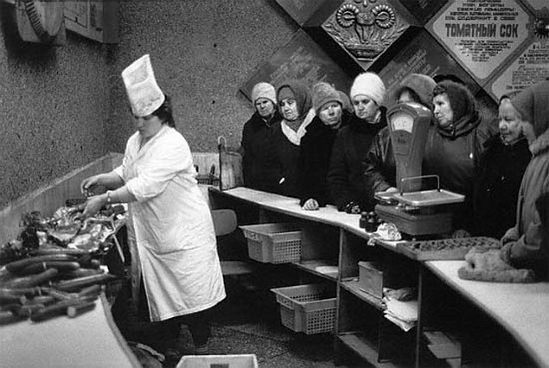 Спливли заборонені фото часів СРСР, на яких люди б'ються за їжу та одяг