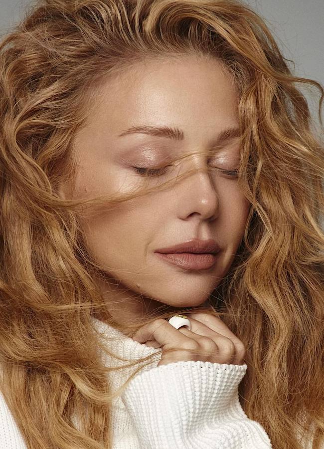 Тіна Кароль у новій фотосесії засвітила стрункі ніжки (фото)