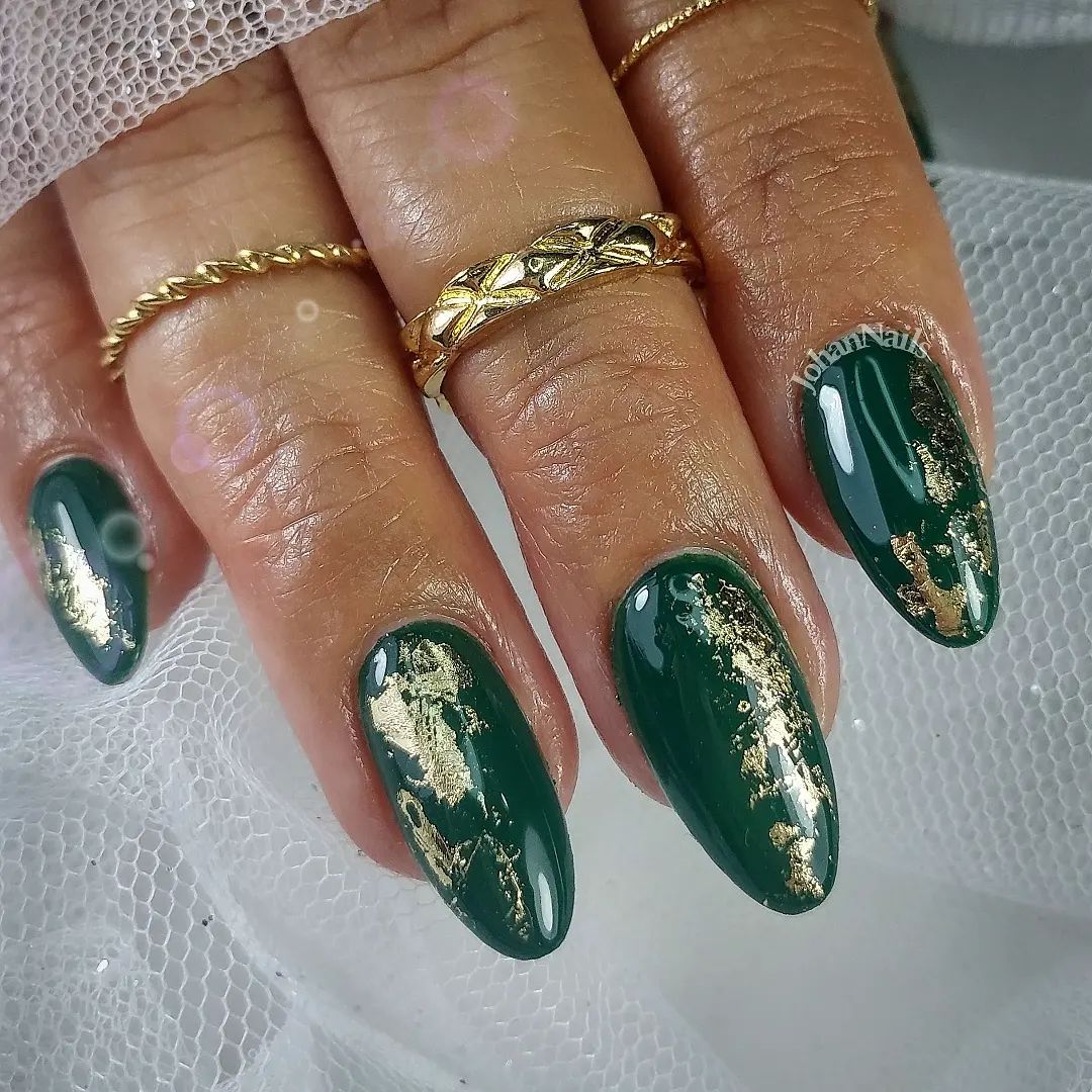 Какой цвет маникюра выбрать на Новый год 2025: счастливый и модный оттенок на праздник