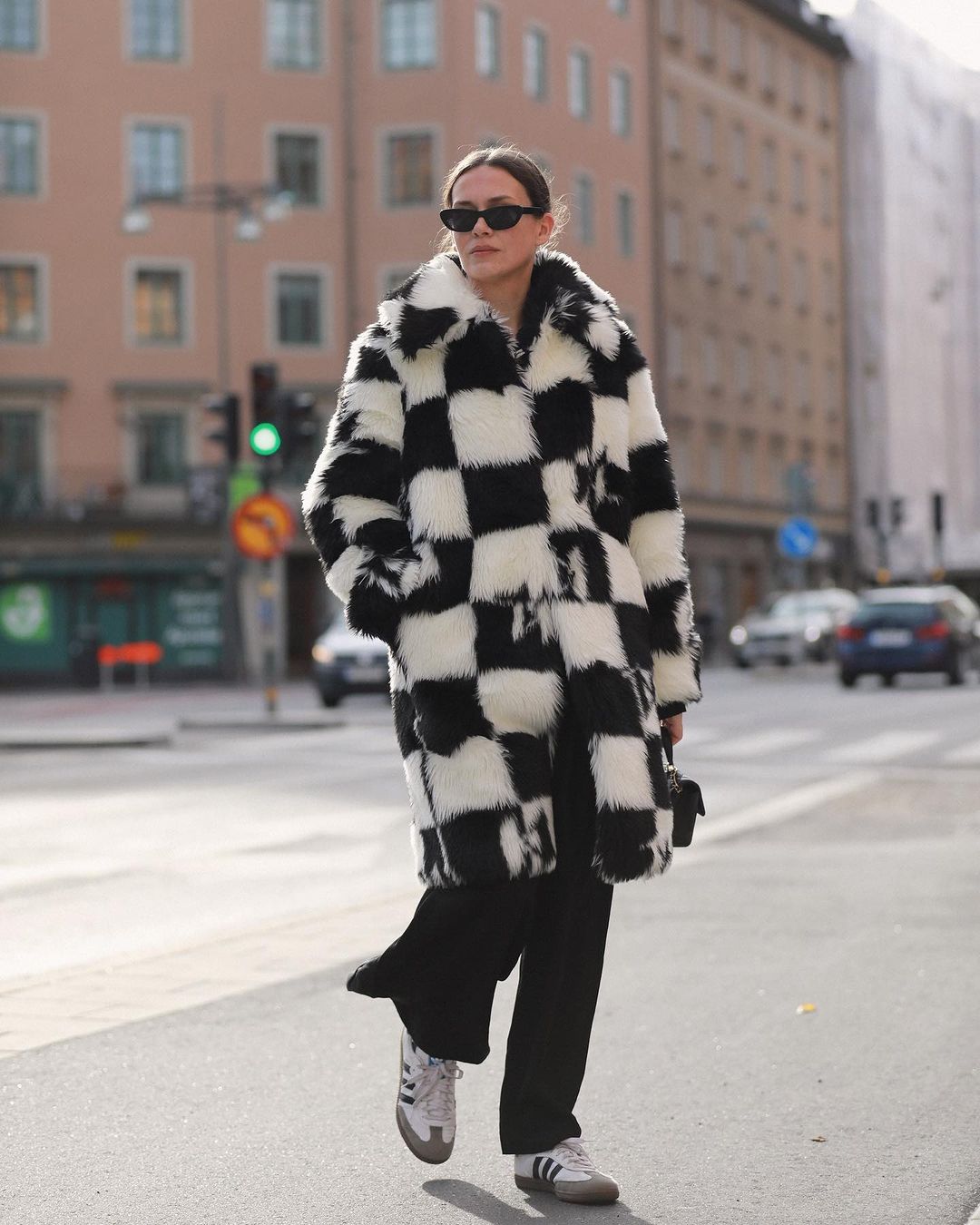 Как модно одеваться зимой: топ-5 трендовых вещей, которые следует добавить в свой гардероб в 2025 году