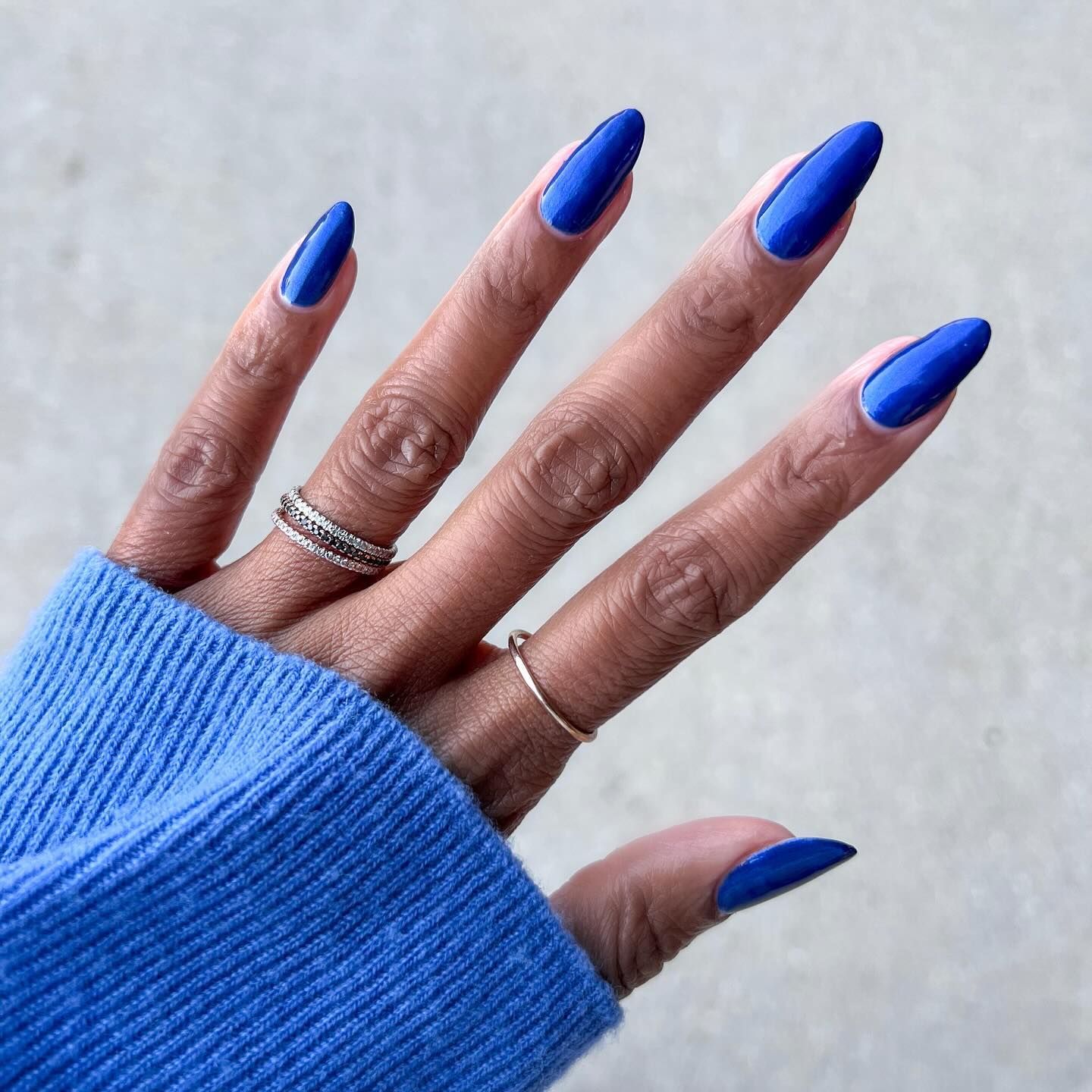 Сверкающие ногти и сложные узоры: главные тренды маникюра на зиму 2025 года